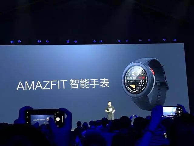 和苹果手表扳手腕！华米推出2款可穿戴新品，心电功能更厉害！