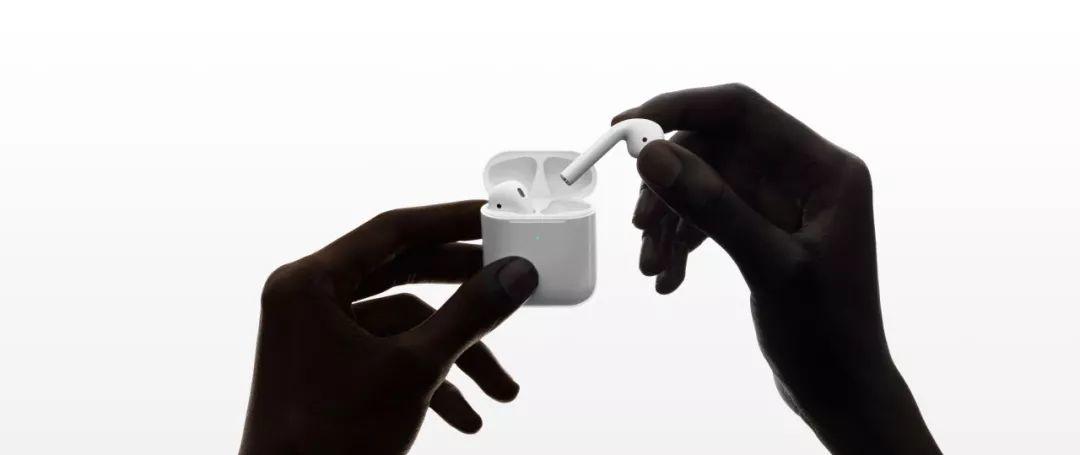 苹果发布新 AirPods：价格不变、芯片更厉害、无线充电、还有一个彩蛋……