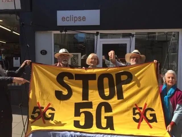 烧5G信号塔、黑化比尔盖茨、反疫苗……这种“病毒”比新冠更难防