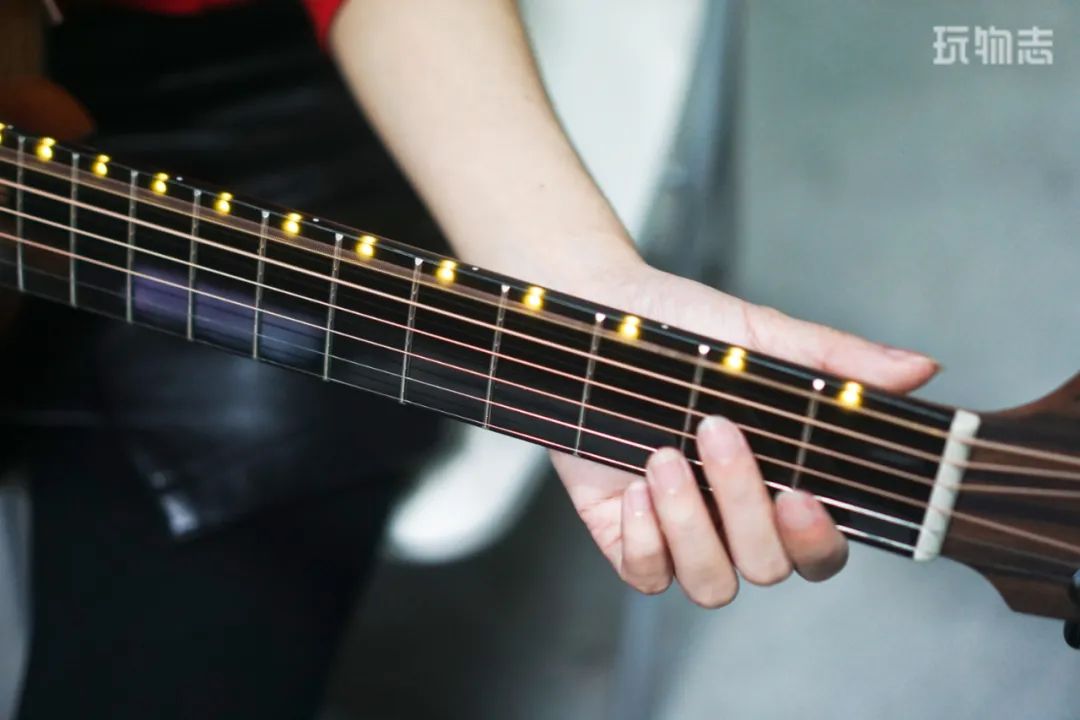 智能吉他体验：30 分钟上手，学习变成打游戏，还有什么学不会的？