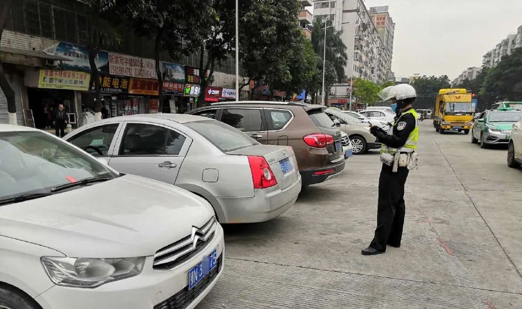 一加8系列正式发布，腾讯成首届网上广交会技术服务商，部分手游付费存在安全隐患，疫情使贝索斯身价猛涨，交通违法处理迎大变