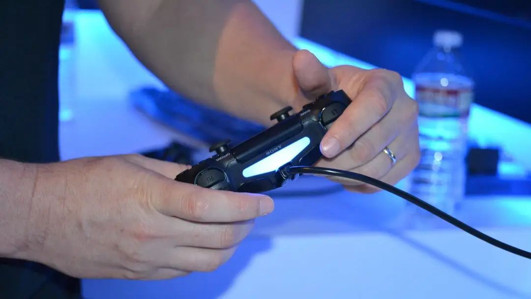 索尼 PS5 手柄终于公布了，改动最大的是它的配色