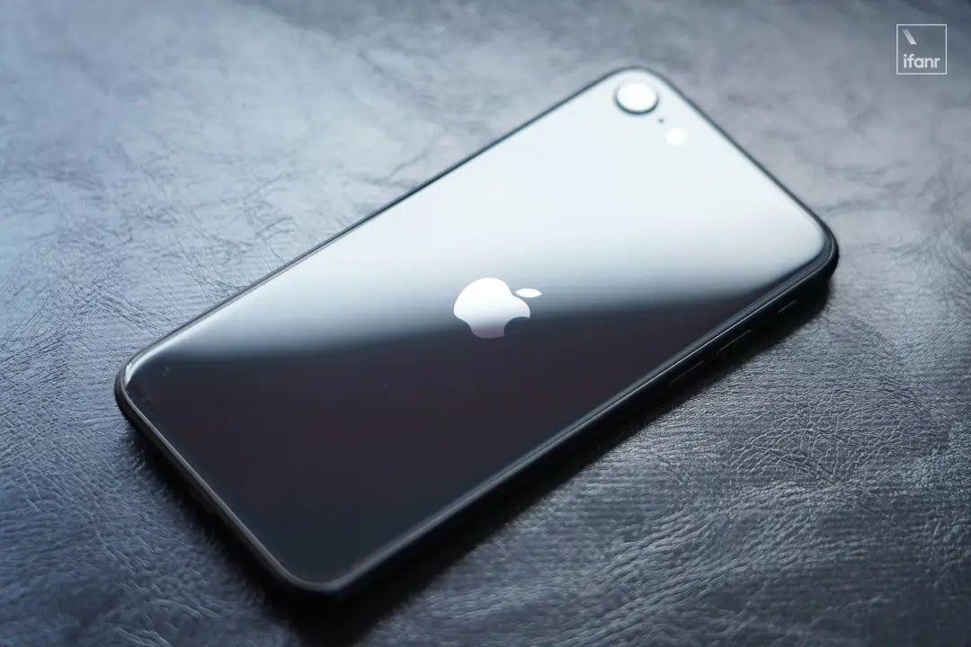 新 iPhone SE 卖得比想象中的好，为什么？