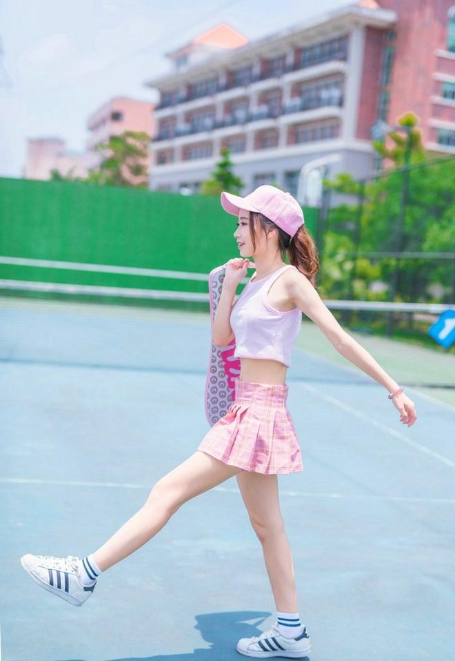 活泼的高马尾美妞小蛮腰超短裙网球艺术照