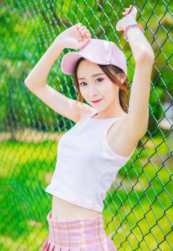 活泼的高马尾美妞小蛮腰超短裙网球艺术照