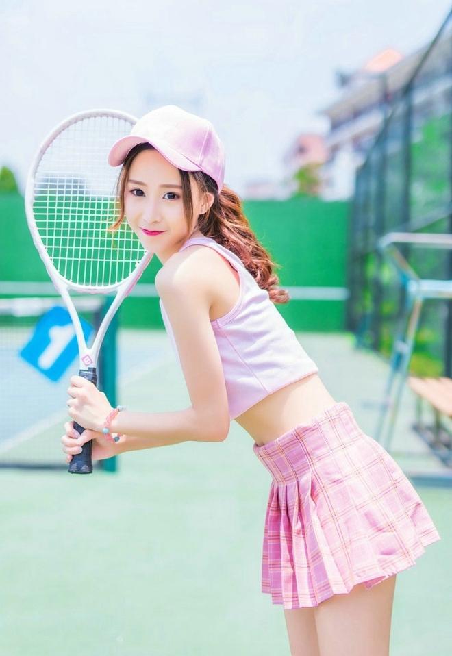 活泼的高马尾美妞小蛮腰超短裙网球艺术照