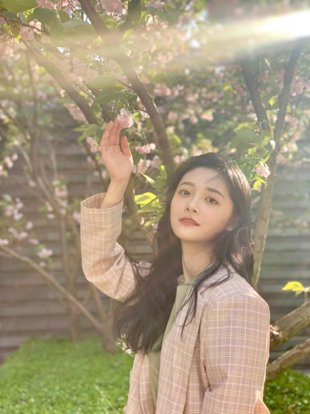 甜美少女周洁琼夏日小清新植物背景户外照片