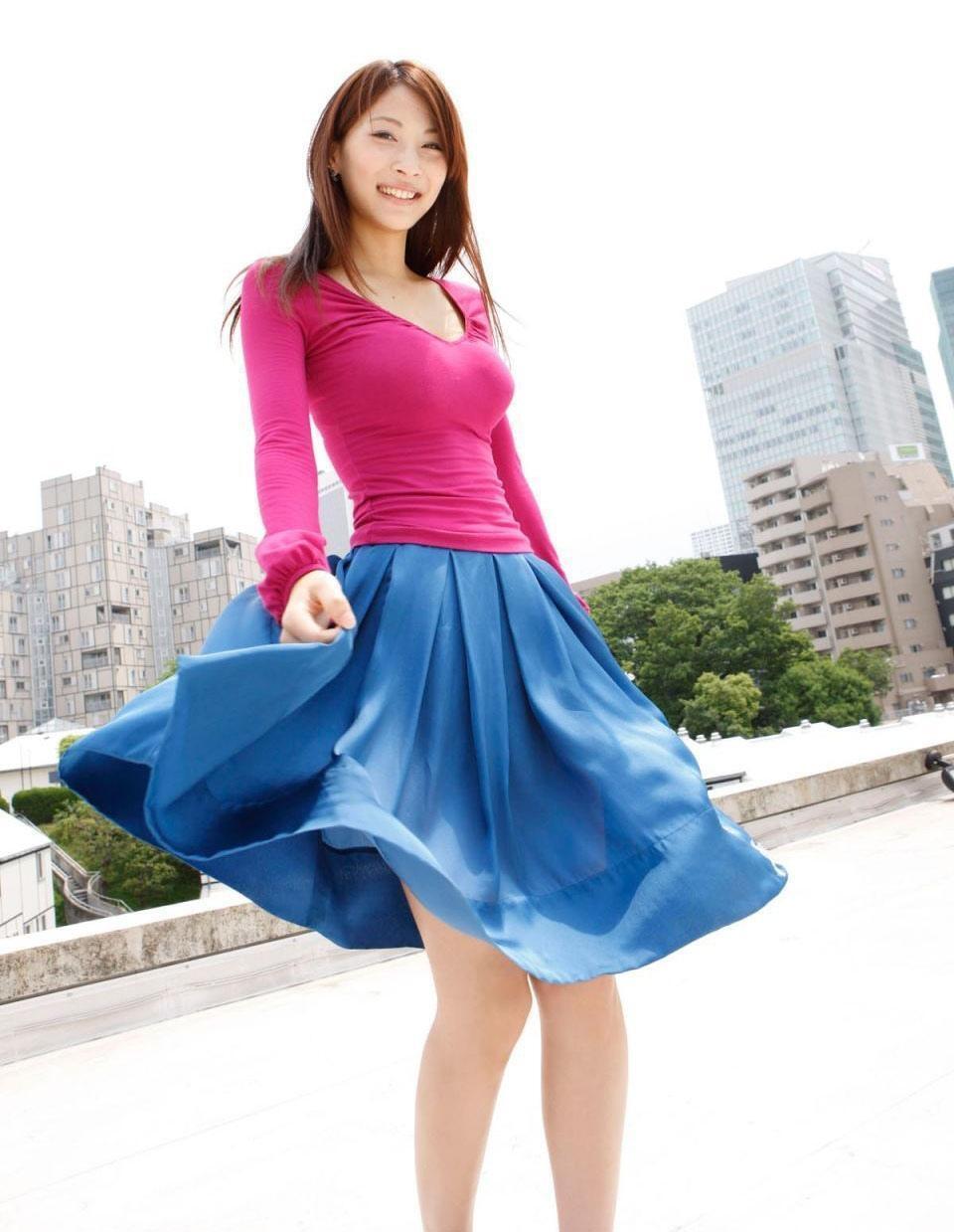 日系混搭风粉蓝撞色亚洲成熟女人天台写真