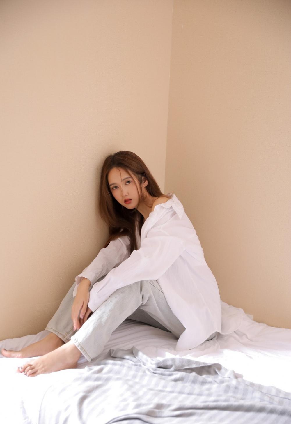 白色真丝内衣台湾美女牛仔裤性感私房照