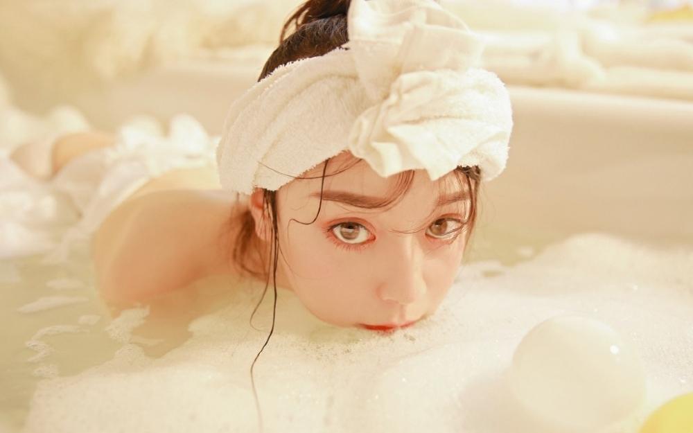 浴室浴缸大胆湿身美女唯美泡沫私房照