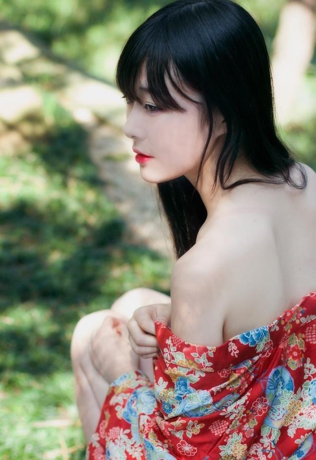 白皙裸背古装妩媚寂寞女子美腿诱惑写真套图