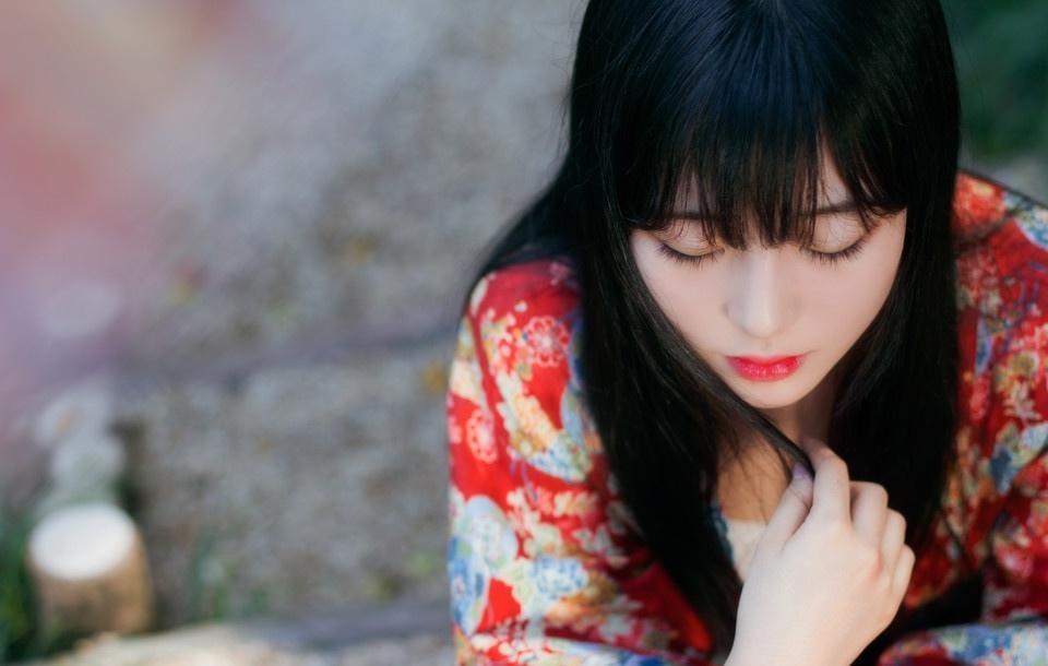 白皙裸背古装妩媚寂寞女子美腿诱惑写真套图