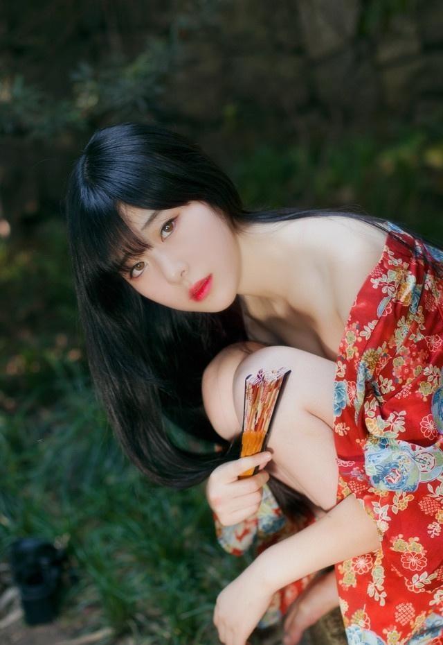 白皙裸背古装妩媚寂寞女子美腿诱惑写真套图