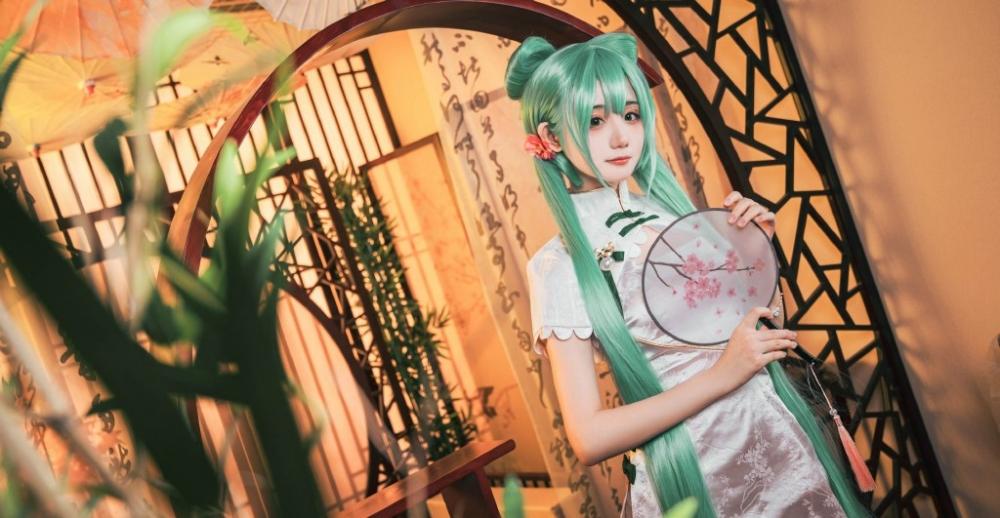 日系萌妹cosplay韶华初音未来性感开叉裙写真