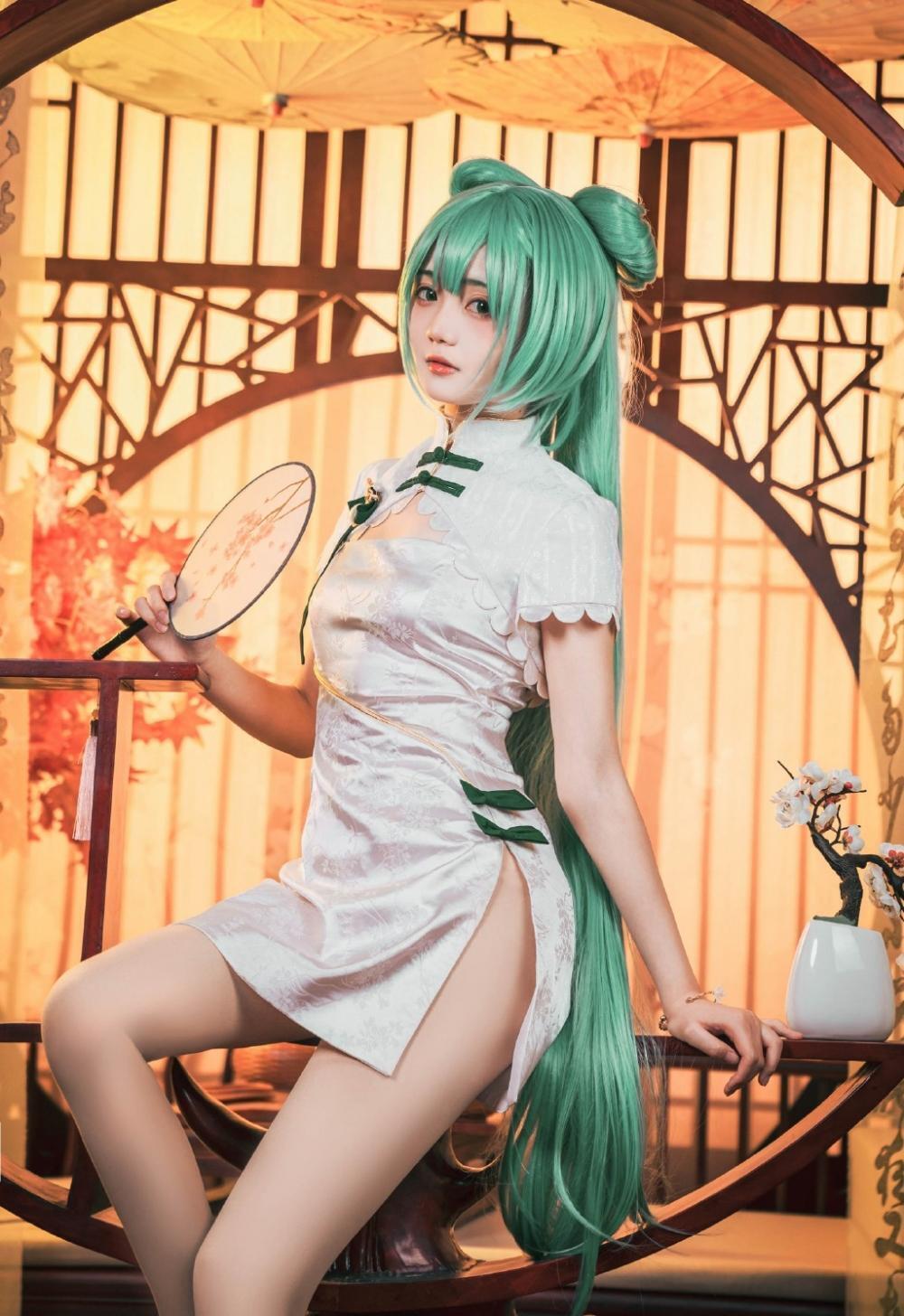 日系萌妹cosplay韶华初音未来性感开叉裙写真
