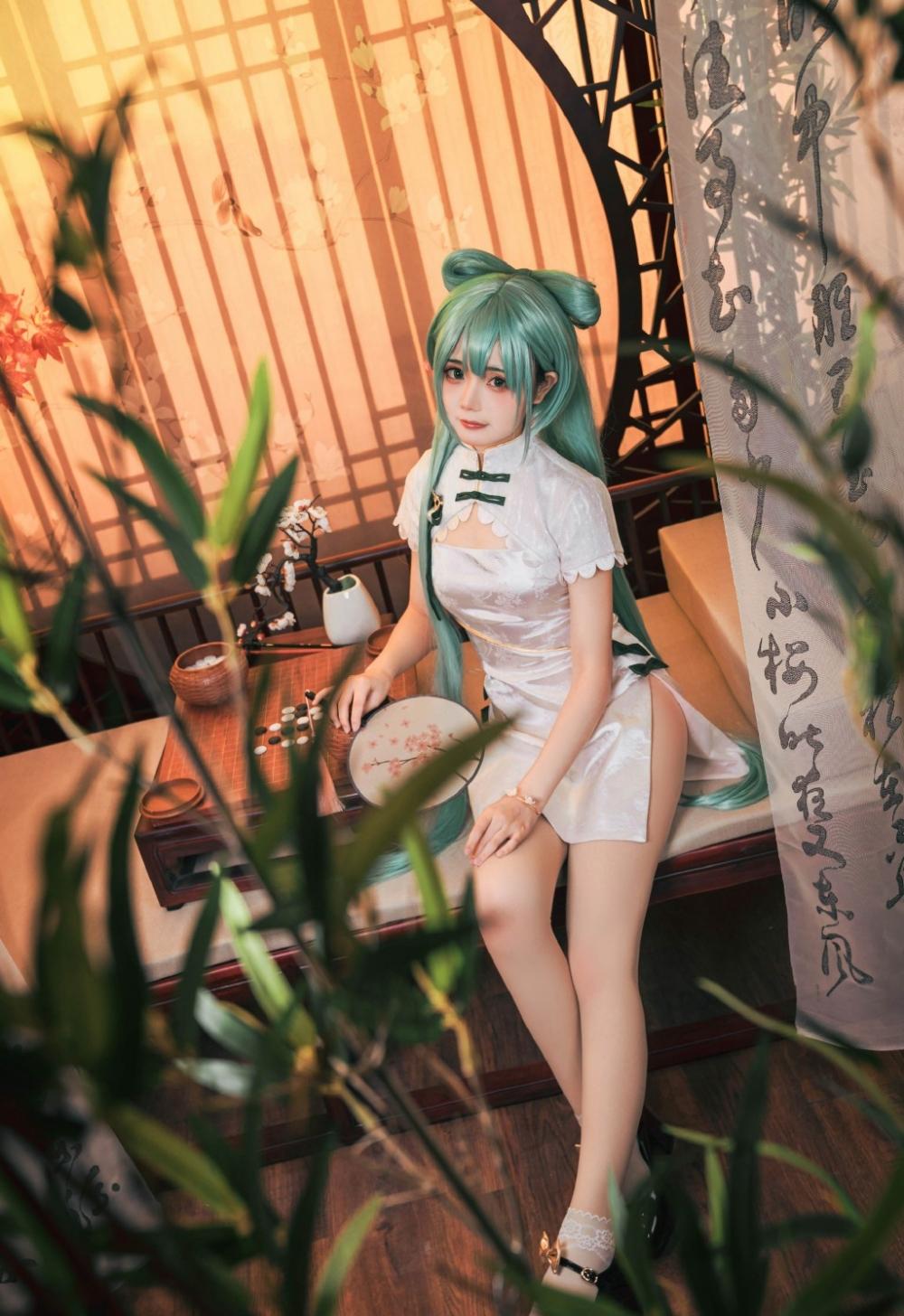 日系萌妹cosplay韶华初音未来性感开叉裙写真