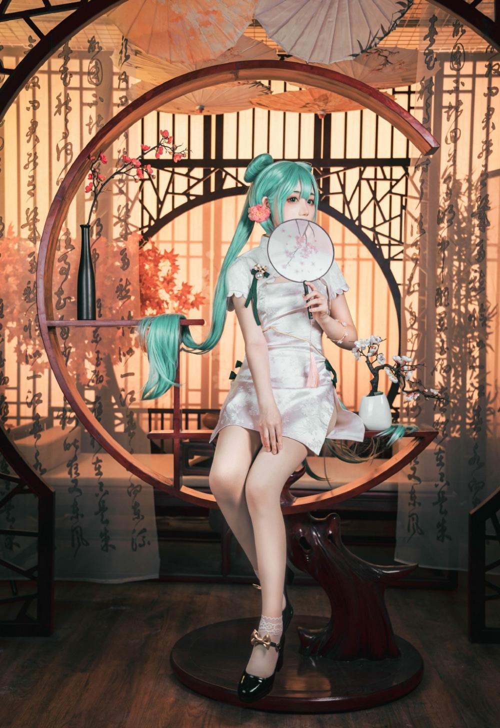 日系萌妹cosplay韶华初音未来性感开叉裙写真