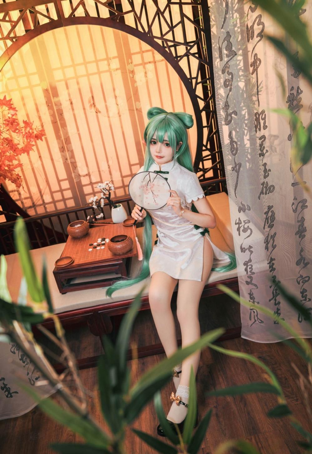 日系萌妹cosplay韶华初音未来性感开叉裙写真