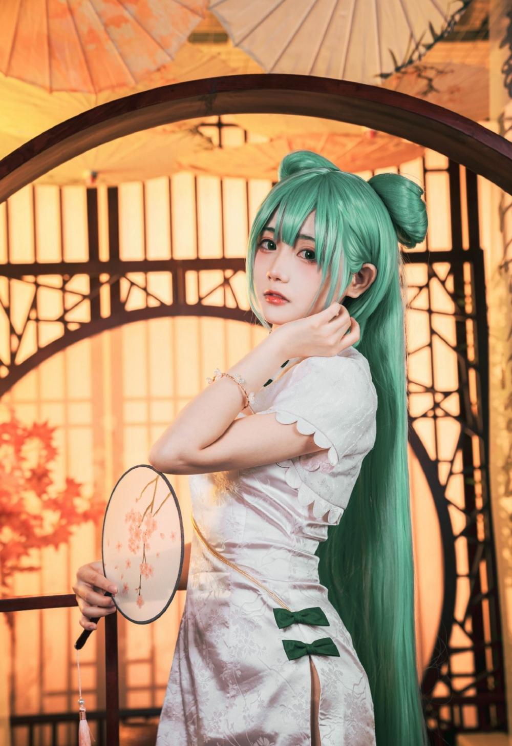 日系萌妹cosplay韶华初音未来性感开叉裙写真