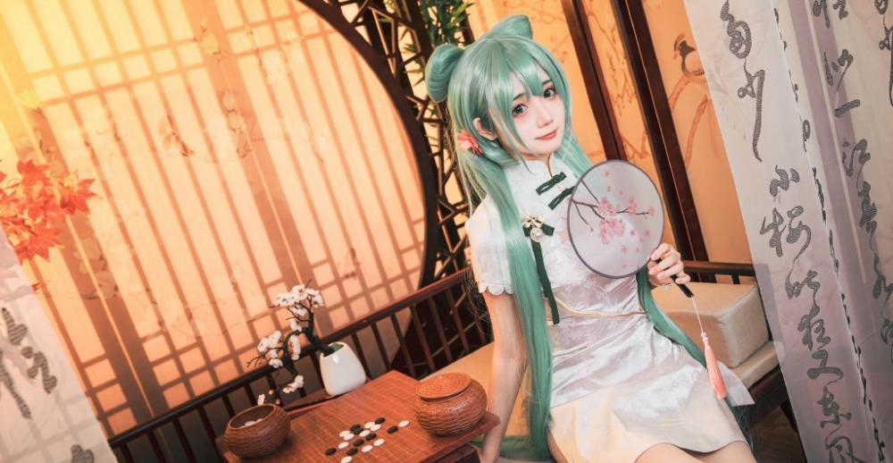 日系萌妹cosplay韶华初音未来性感开叉裙写真