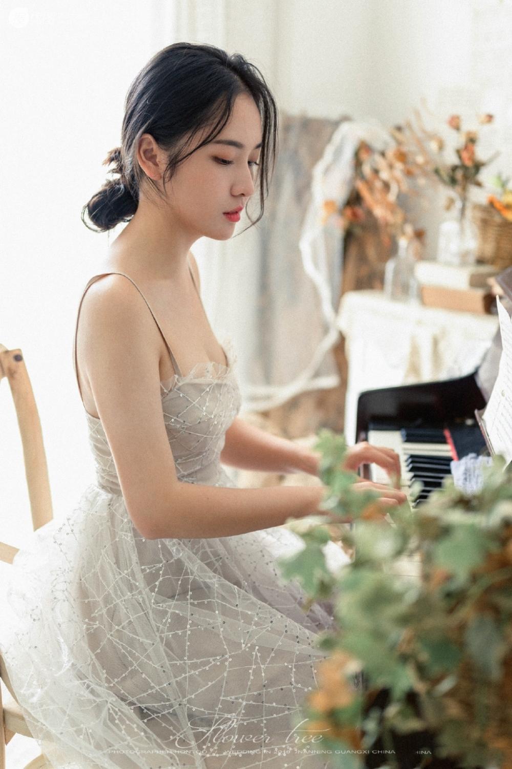 艺术生美少女吊带妩媚裸背唯美文艺写真