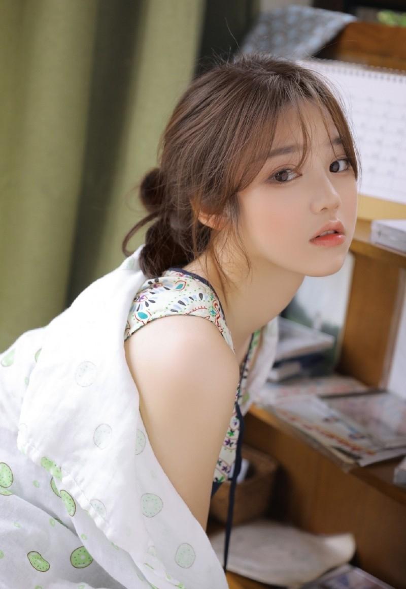 年轻的女孩又纯又欲白嫩肌肤勾人姿势私房照