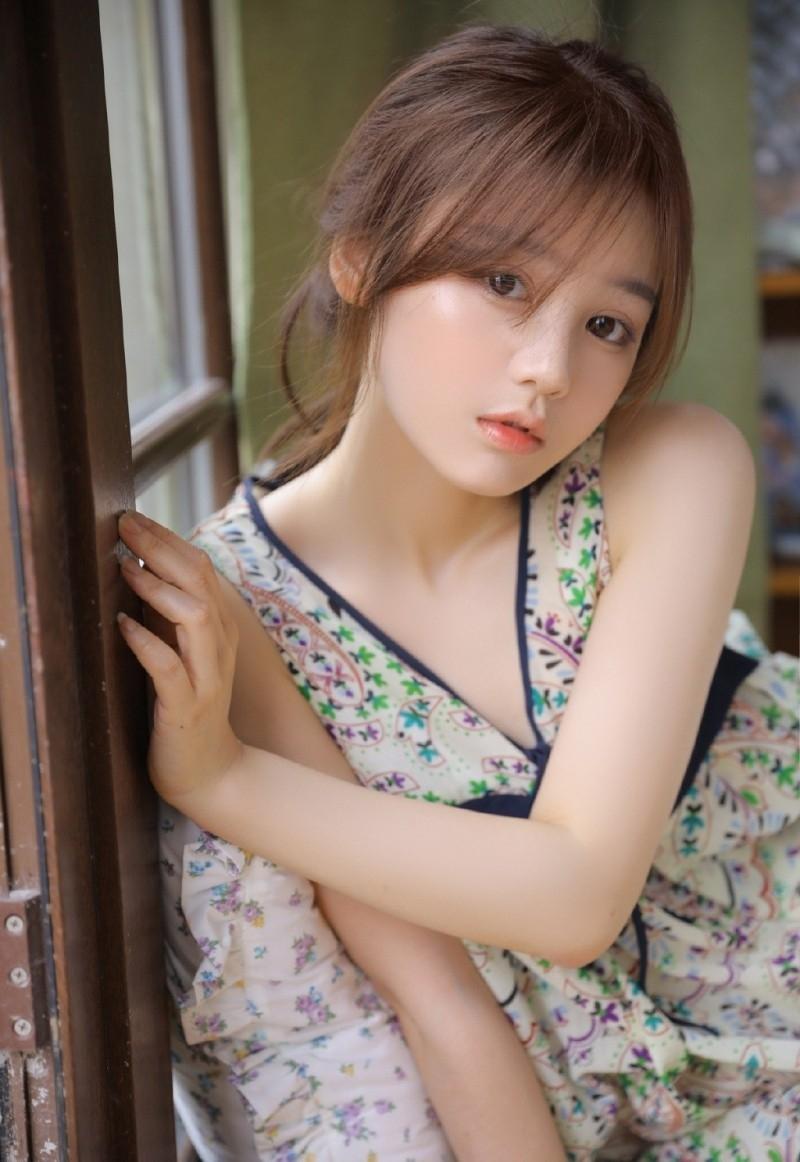 年轻的女孩又纯又欲白嫩肌肤勾人姿势私房照