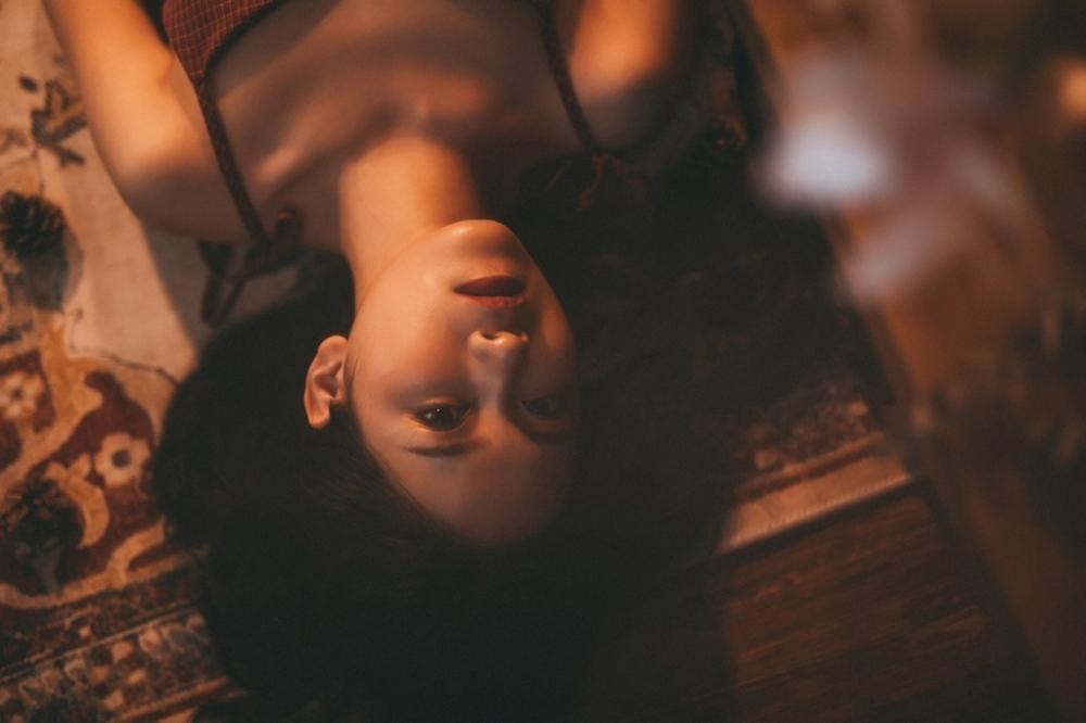 丰满的熟女室内昏暗光线吊带香肩诱惑私房照