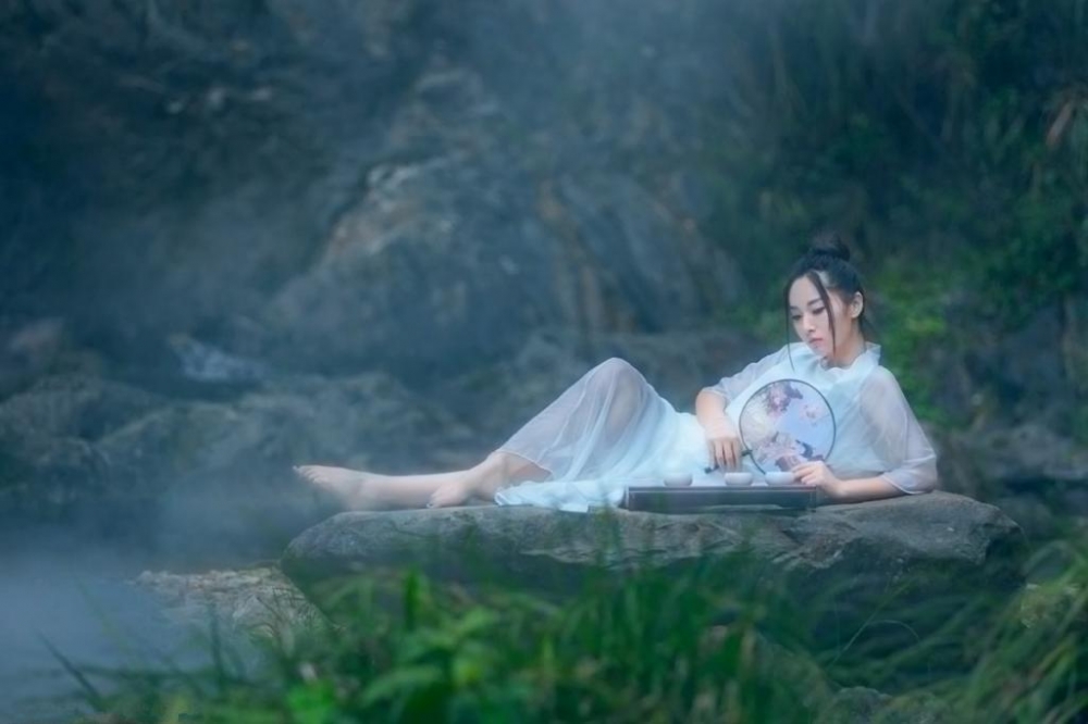 优雅的汉服美女赤脚玉足河边妩媚销魂图片