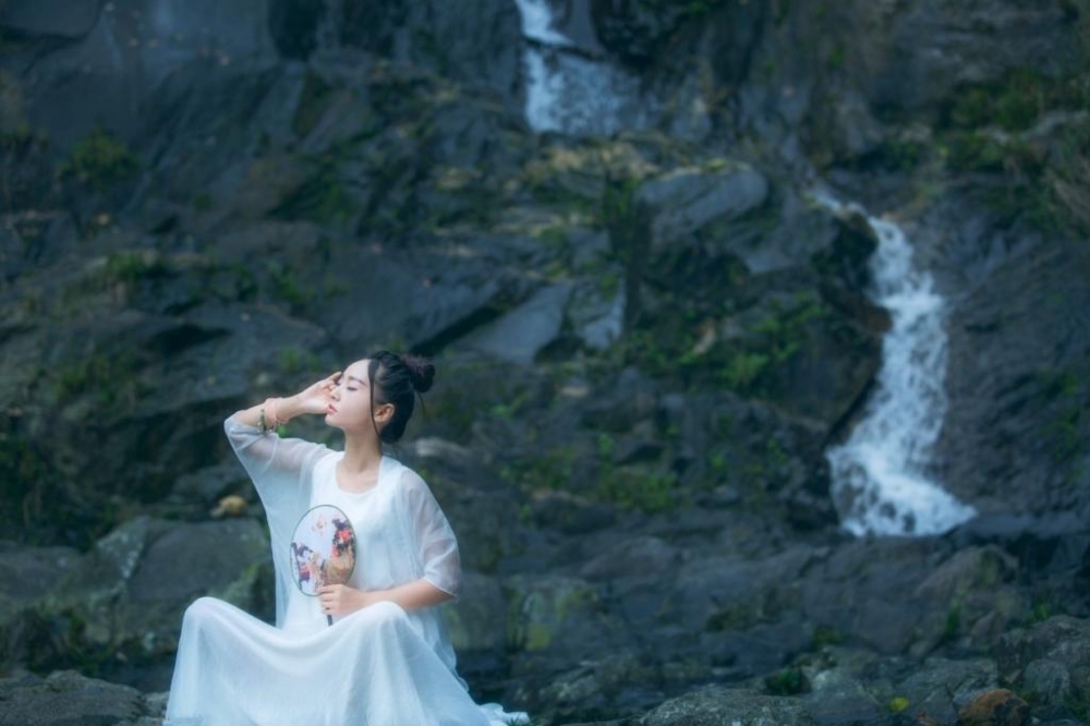 优雅的汉服美女赤脚玉足河边妩媚销魂图片