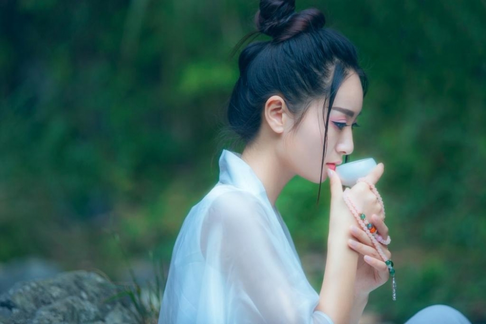 优雅的汉服美女赤脚玉足河边妩媚销魂图片