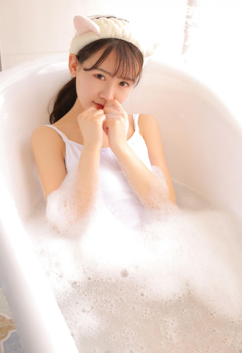 泡泡浴萌妹子可爱猫耳朵勾人美腿玉足私拍