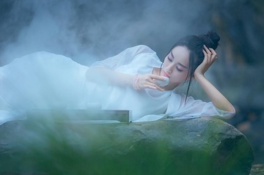 优雅的汉服美女赤脚玉足河边妩媚销魂图片
