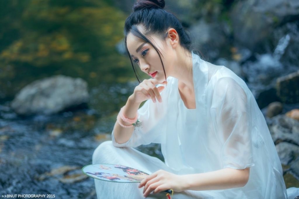 优雅的汉服美女赤脚玉足河边妩媚销魂图片