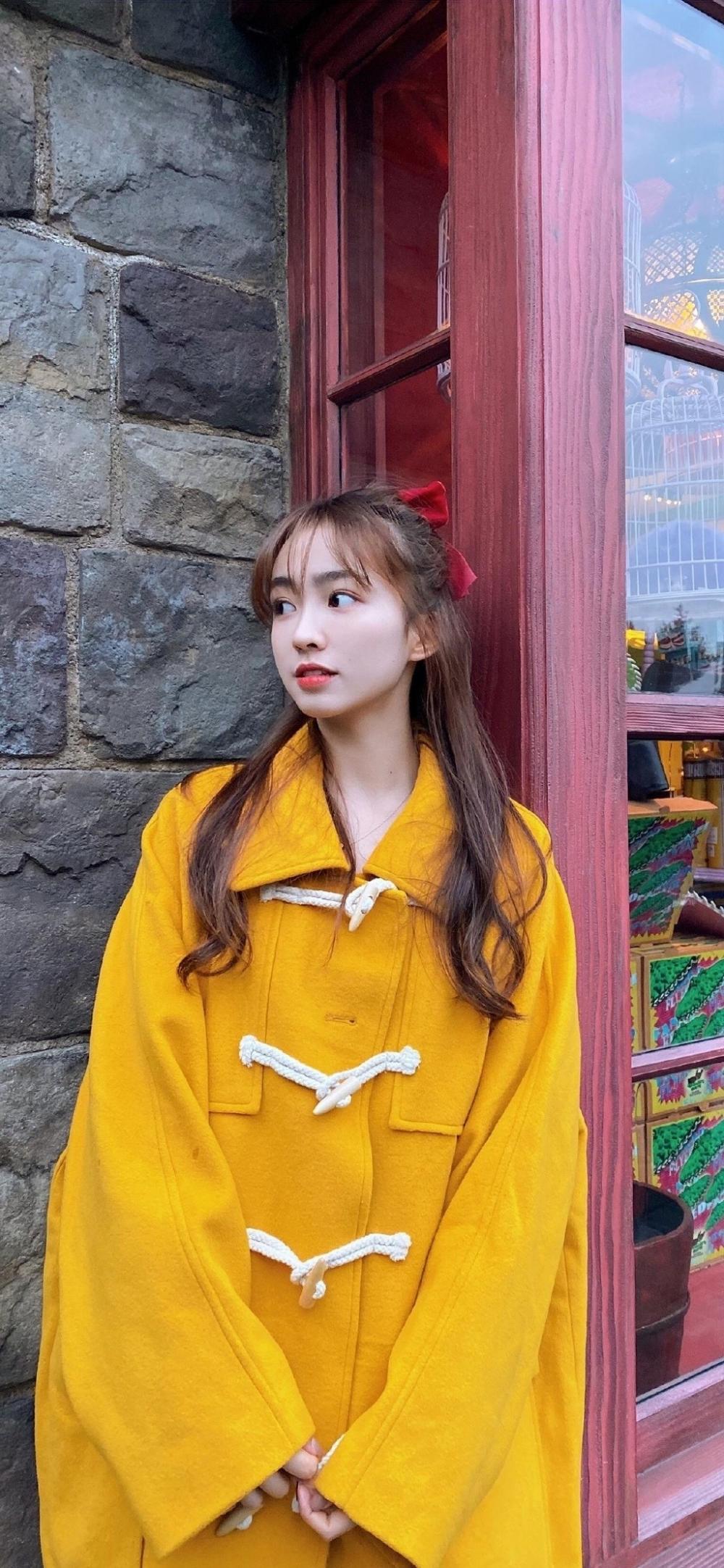 网红美女七七黄色大衣蝴蝶结头饰女友风图片