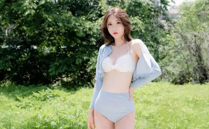 韩式小清新美女蓝白搭配清新可人图片