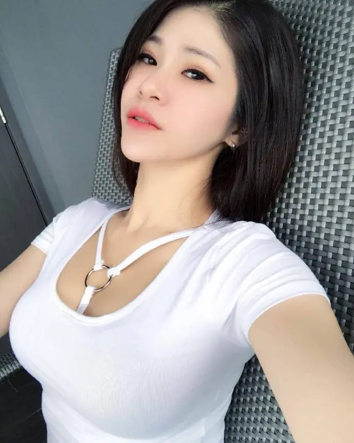 好看的大胸美女图片自拍照露迷人乳沟图片