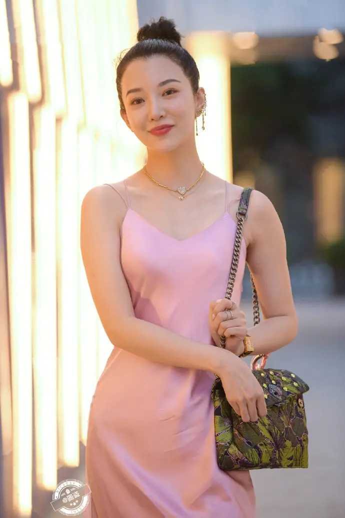 清爽利落的吊带裙美女时尚街拍图片