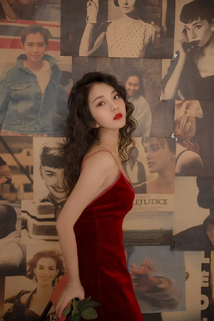 性感红唇大波浪吊带裙美女复古图片