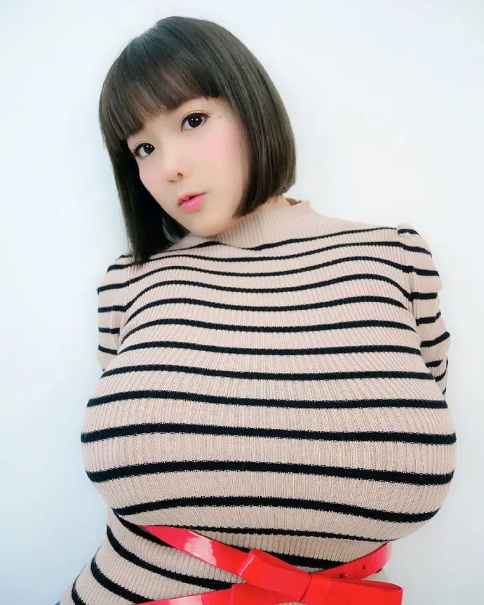cosplay童颜巨乳美女极品八字奶图片