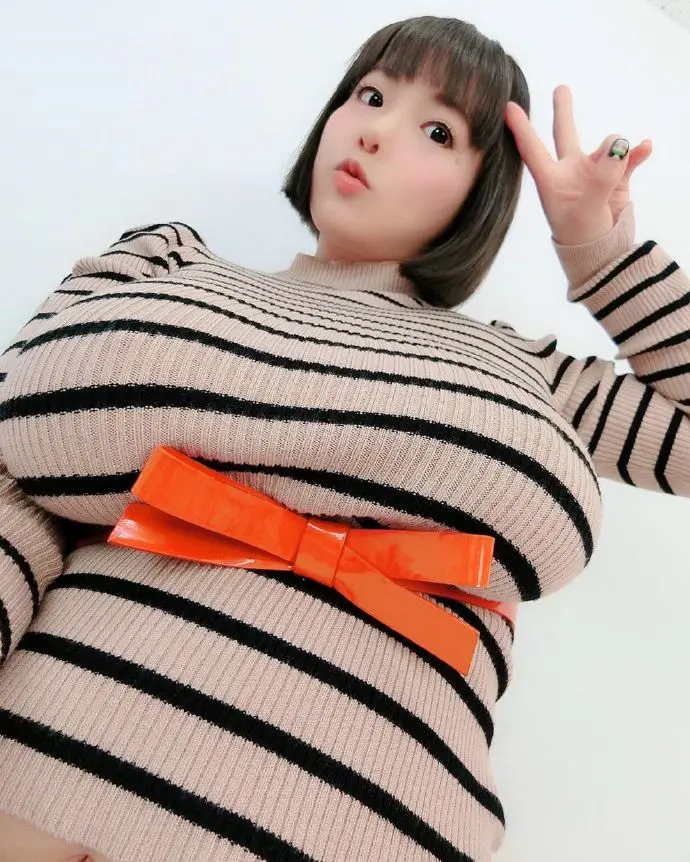 cosplay童颜巨乳美女极品八字奶图片