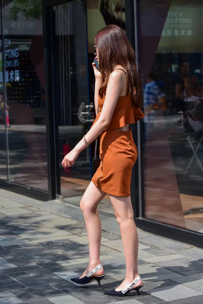 超短包臀裙美女优雅街拍美腿图片