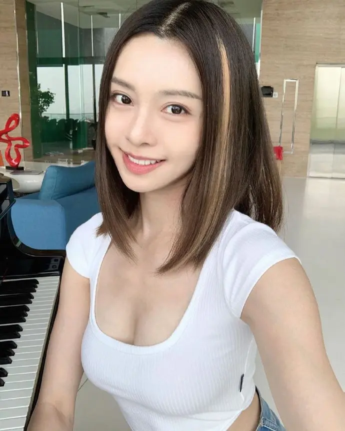 马来西亚网红钢琴家李元玲网络美女图片
