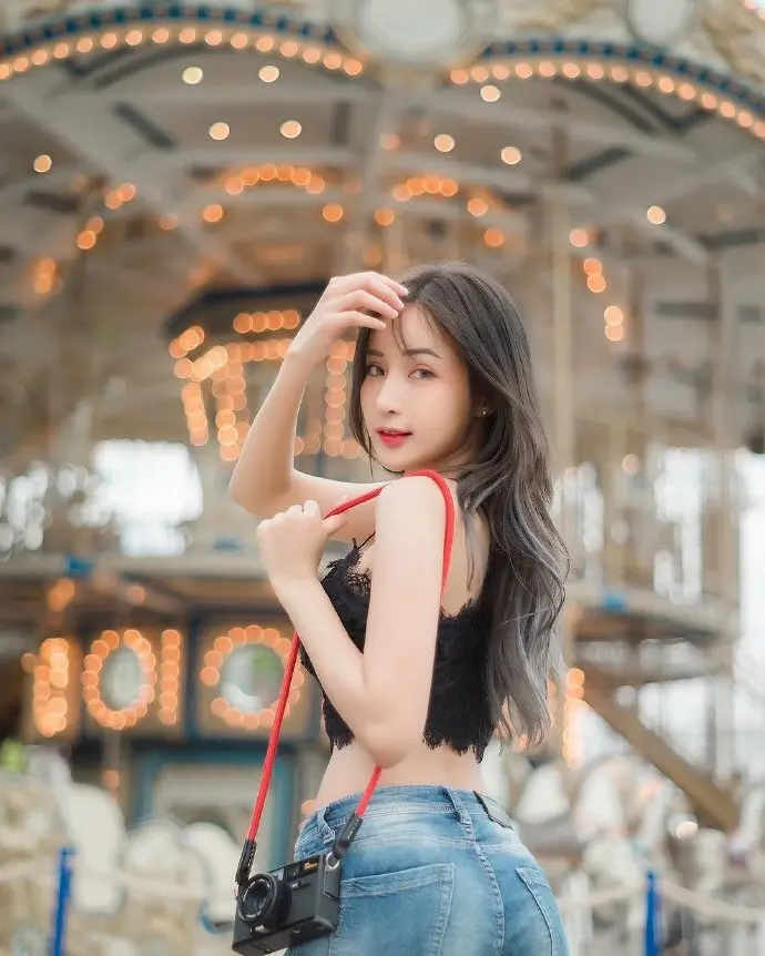 游乐场里的阳光甜美女孩图片