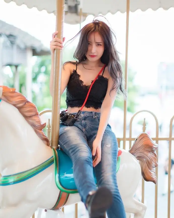 游乐场里的阳光甜美女孩图片