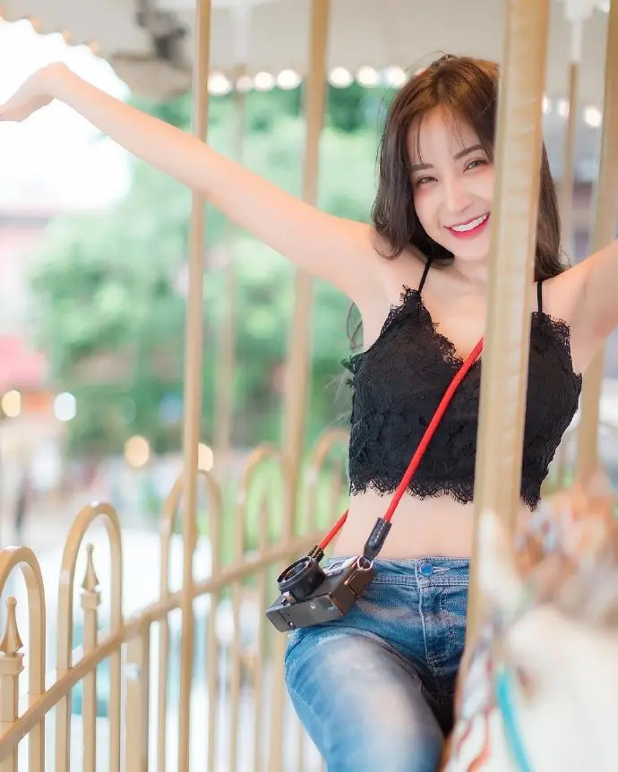 游乐场里的阳光甜美女孩图片