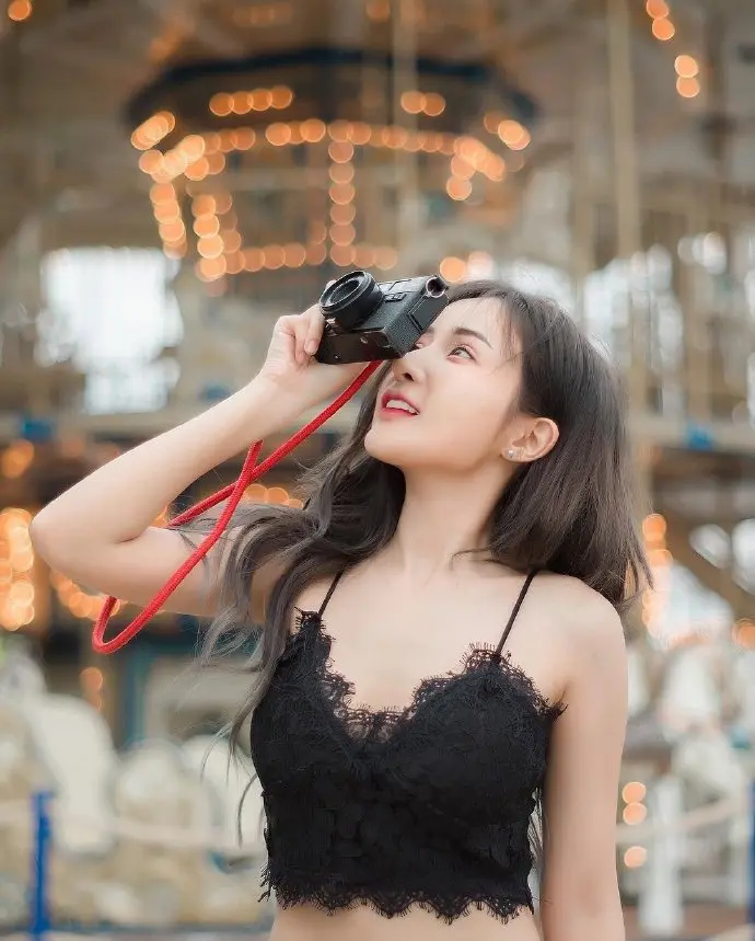 游乐场里的阳光甜美女孩图片