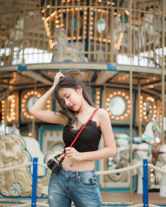 游乐场里的阳光甜美女孩图片