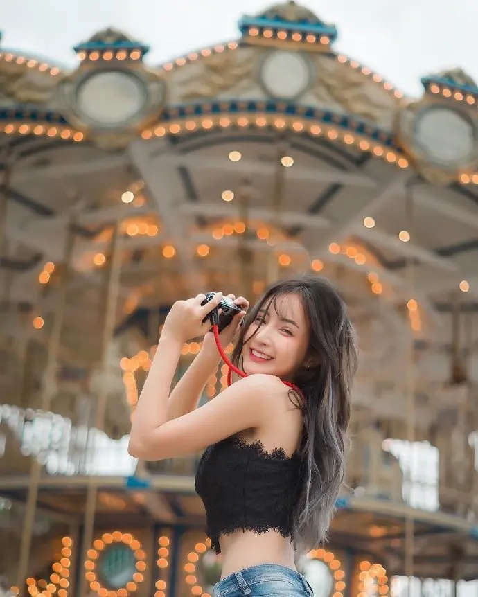 游乐场里的阳光甜美女孩图片