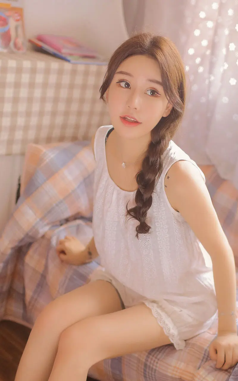 马尾辫俏皮女学生性感私房美照